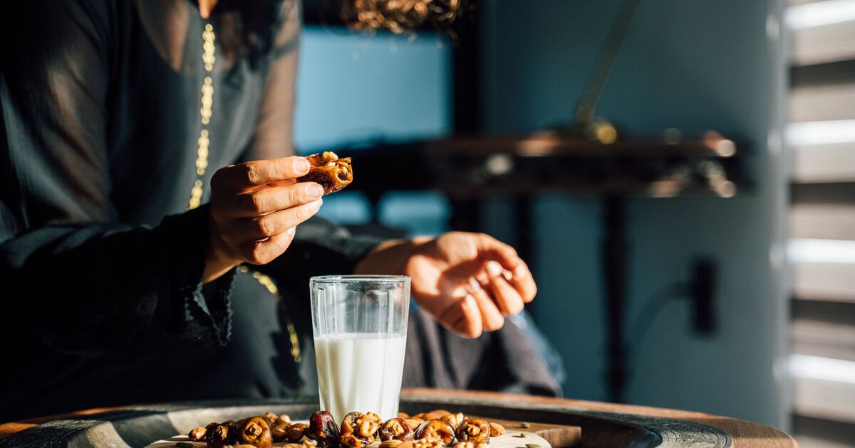The Fluid Reset: How Your Concentrated Mid-Morning Snack Accidentally Dehydrates Your Muscle Cells and Steals Your Daily Stamina
