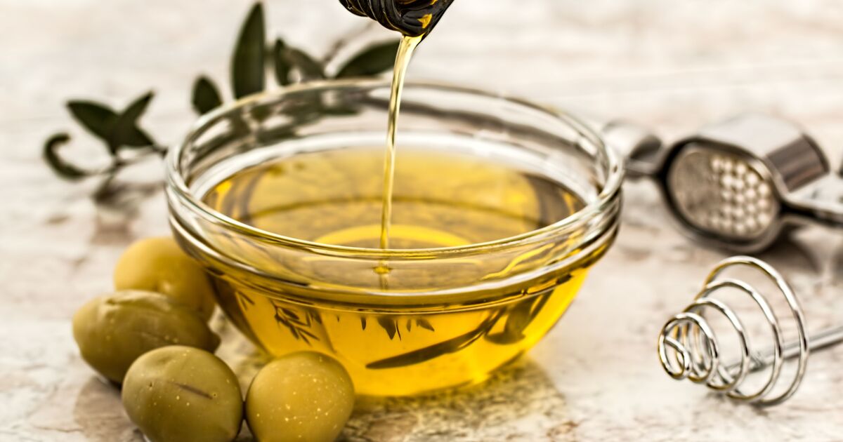 The Raw Pour: How Changing the Sequence of Your Cooking Oils Rescues Your Daily Antioxidant Intake