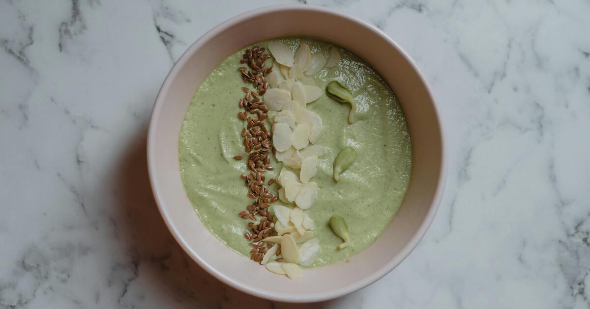 The Cool Substrate: Morning Prebiotic Green Banana and Flaxseed Bowl