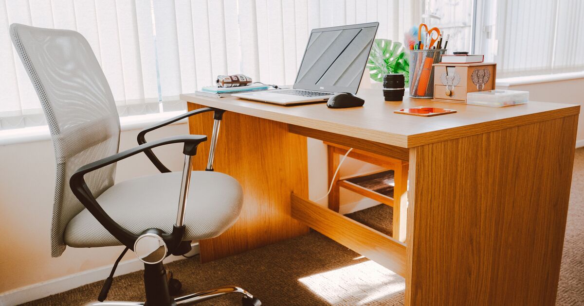 The Posture Pinch: How Your Desktop Slump Mechanically Crimps Your Intestines and Triggers Afternoon Stomach Tightness