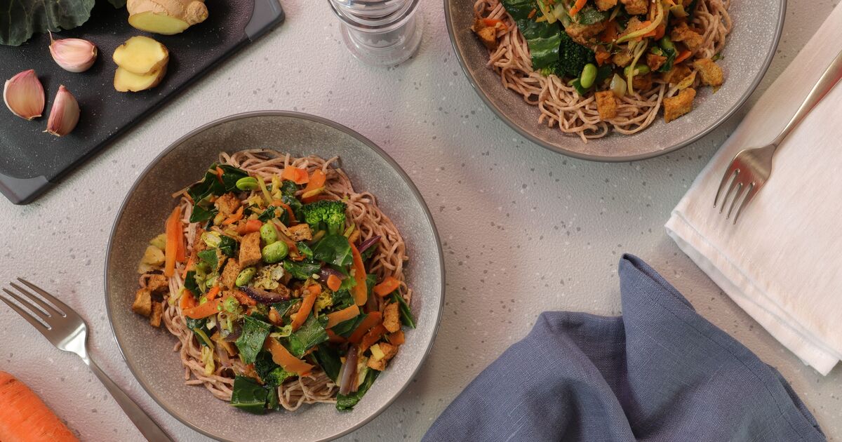 The Layering Secret: The 10-Minute No-Soggy Mason Jar Noodle Salad for Busy Workdays