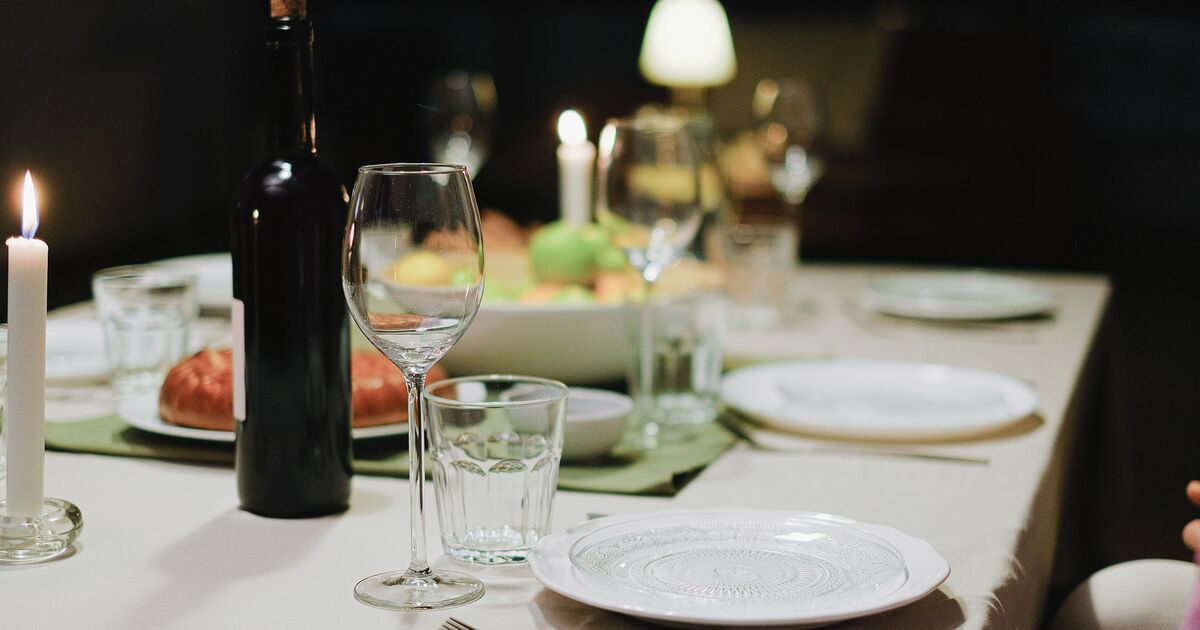 The Pixel-Free Perimeter: Reclaiming Your Dinner Table as an Absolute Digital Shield for Deeper Evening Mental Regrounding